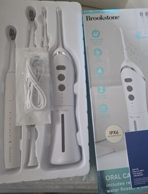 Brookstone White Cordless Electric Water Flosser and Toothbrush Set NEW Opened